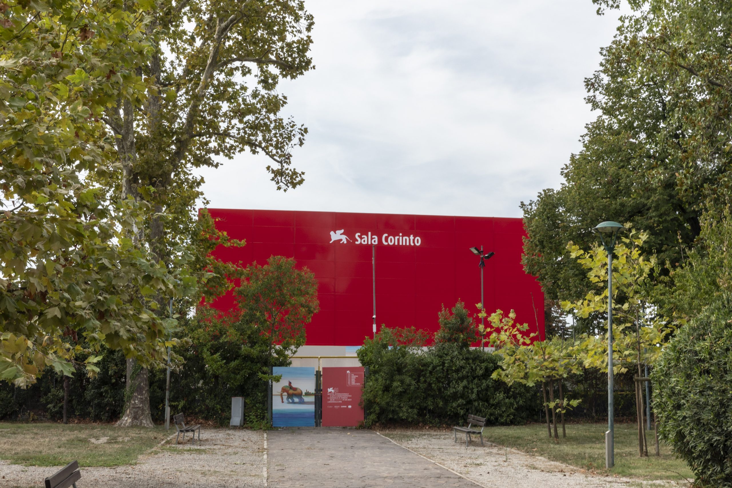 Foto di un padiglione rosso installato per il festival del Cinema di Venezia da Eurotend