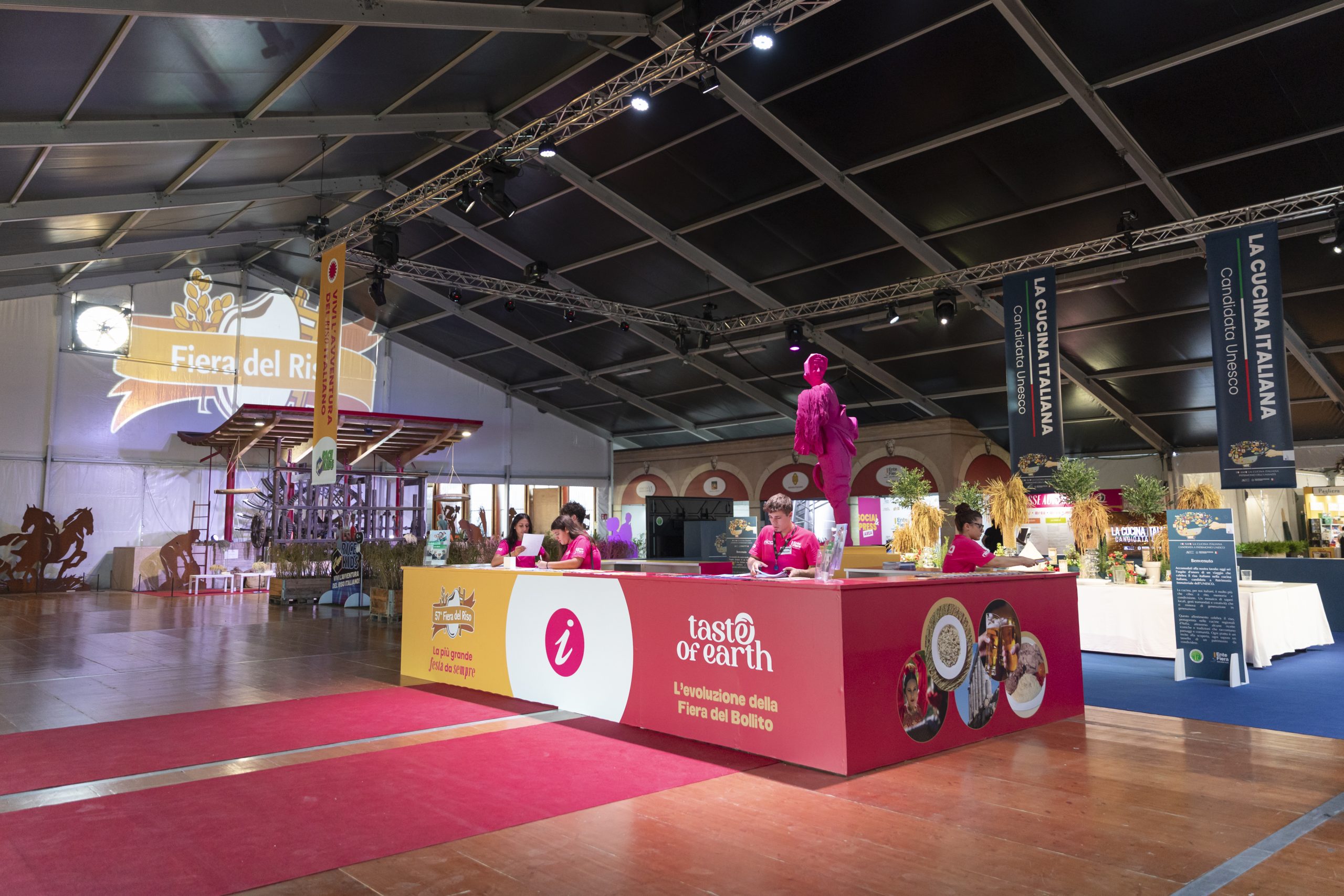 fiera riso stand rosso