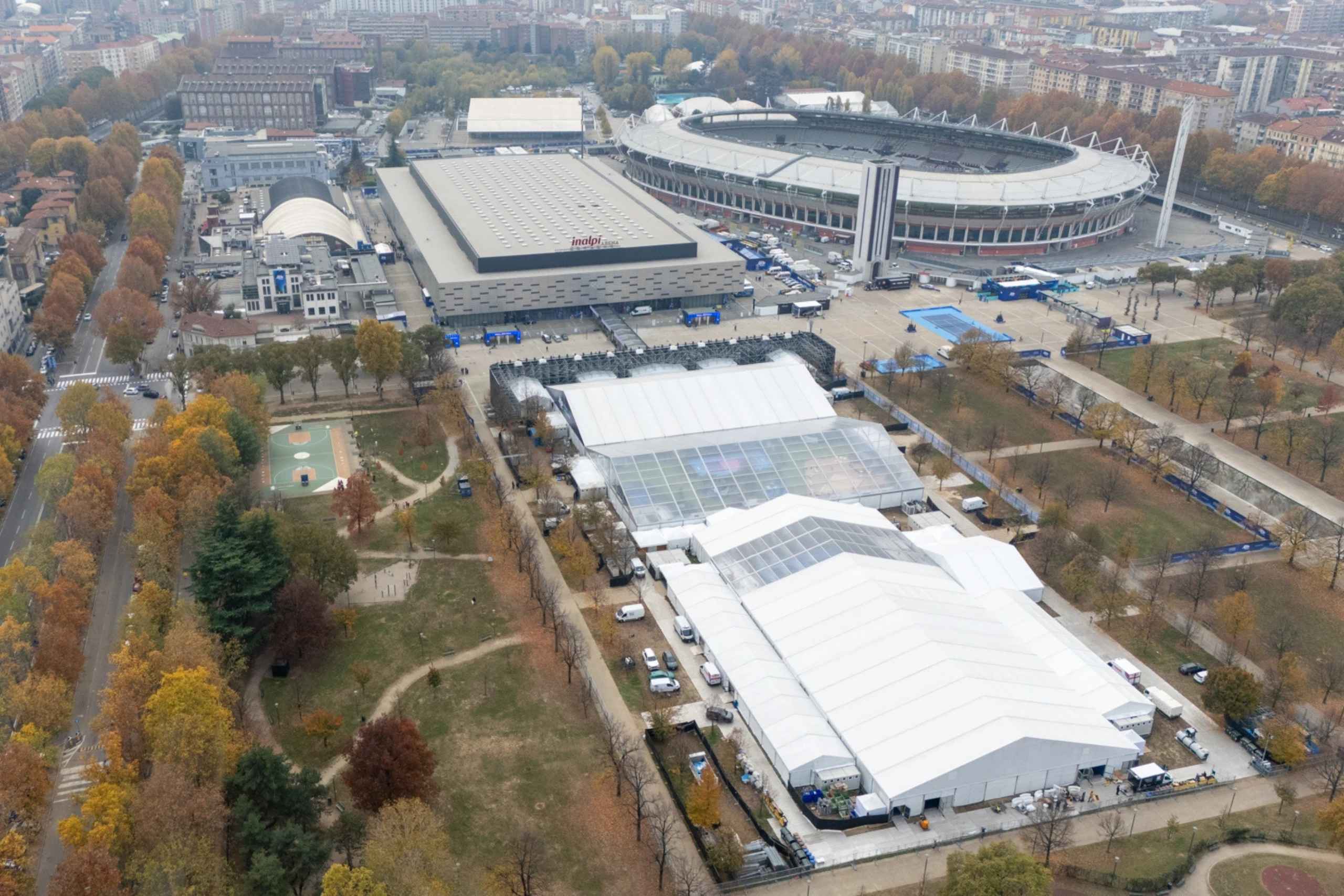 Foto dell'ATP Village e dello stadio Olimpico di Torino. La tendostruttura utilizzata per l'ATP Village è stata installata da Eurotend