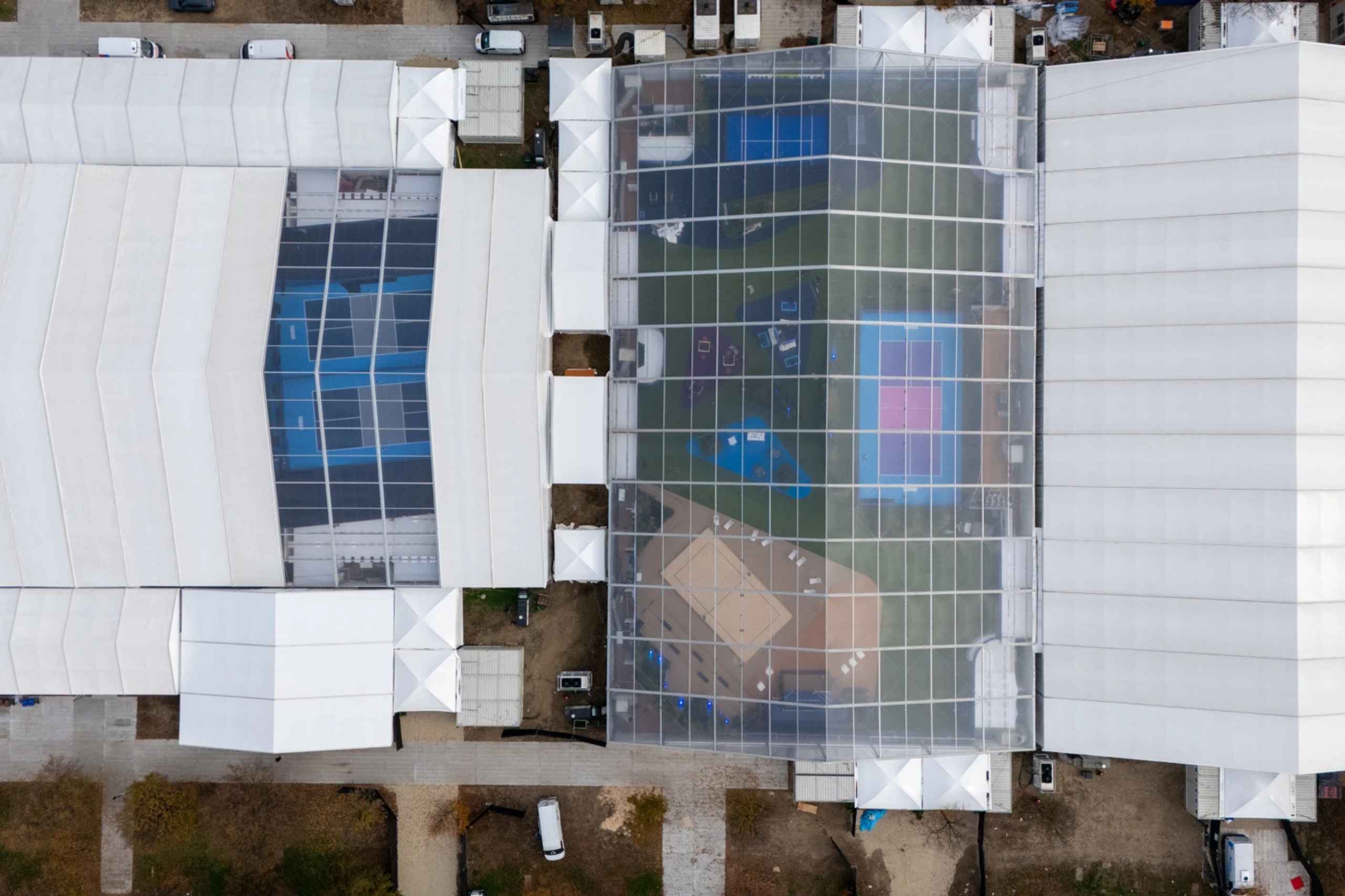 Foto dall'alto di una tendostruttura dell'ATP Village installata da Eurotend. Parte del tetto è trasparente quindi si intravede lo spazio interno
