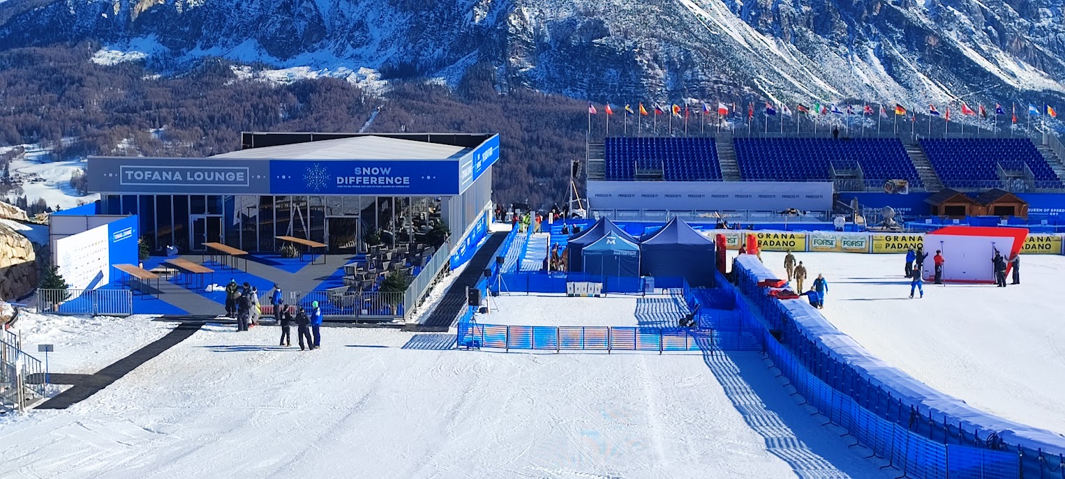 Foto di una tendostruttura blu e bianca installata, da Eurotend, a Cortina per il mondiale di sci alpino