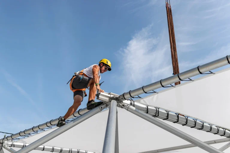 foto di un lavoratore eurotend mentre lavora al montaggio di una tendostruttura erotend per il Venezia Festival