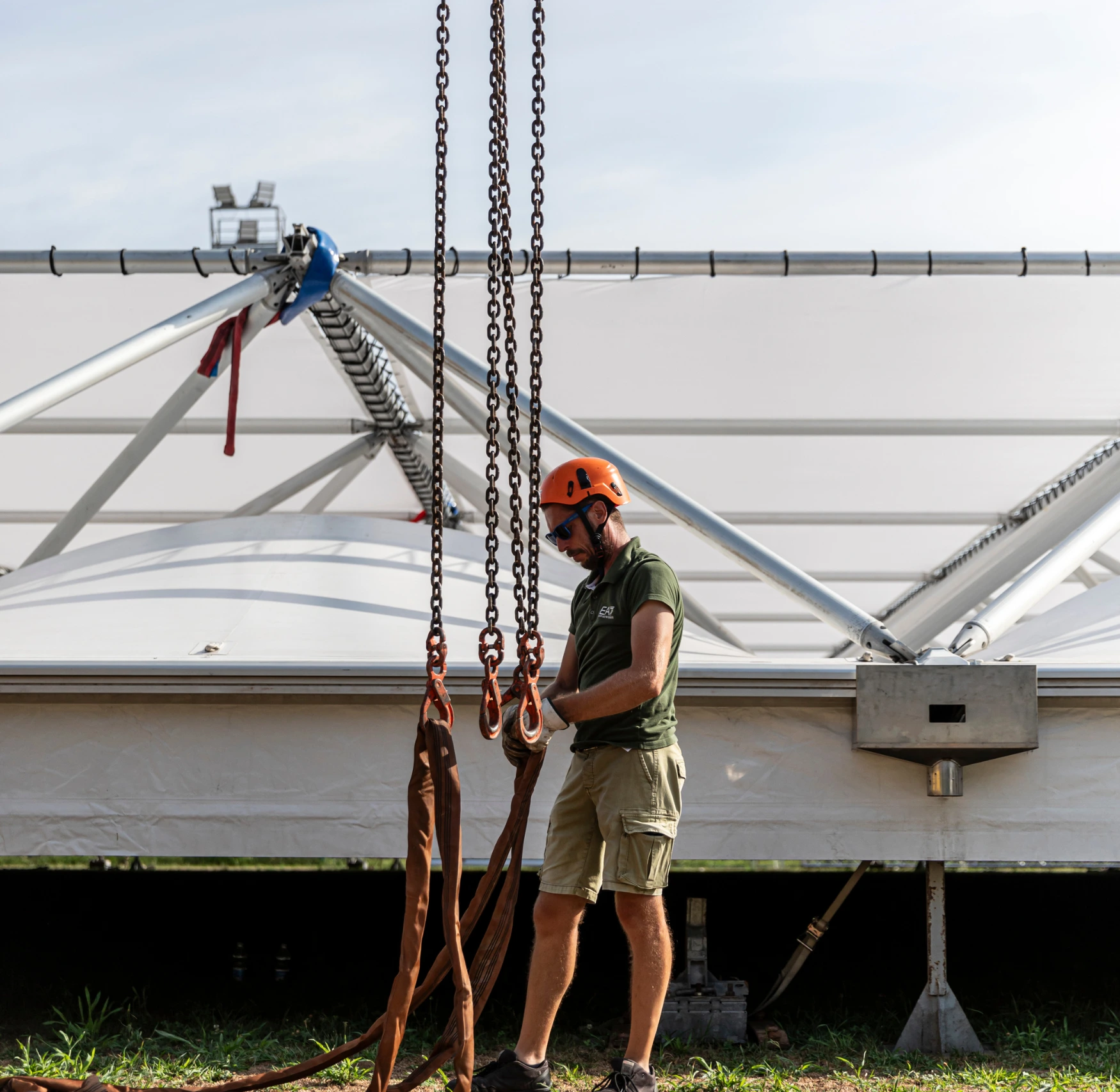 foto di un lavoratore eurotend che si prepara alla costruzione di una tendostruttura