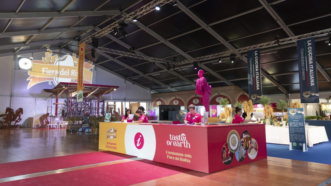fiera riso stand rosso