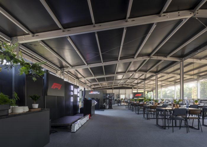 Interno di una tendostruttura Eurotend utilizzata durante il gran premio di F1 di Imol